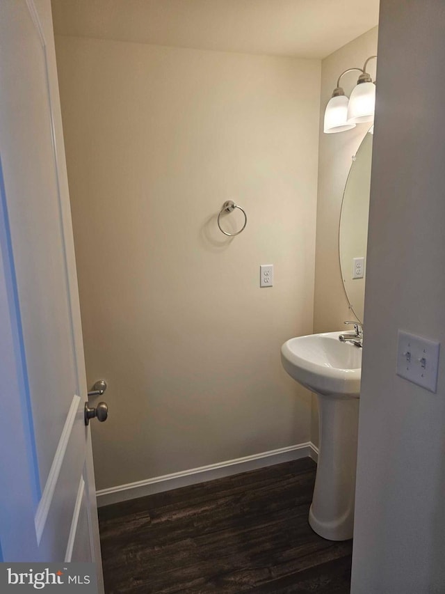 239 Rojan Rd Unit 113, Dover, DE 19901 - bathroom featuring wood finished floors, baseboards, and a sink