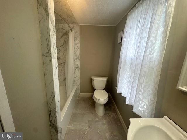 1512 River Rd, Upper Black Eddy, PA 18972 - full bathroom featuring toilet, shower / bathtub combination with curtain, a sink, and baseboards