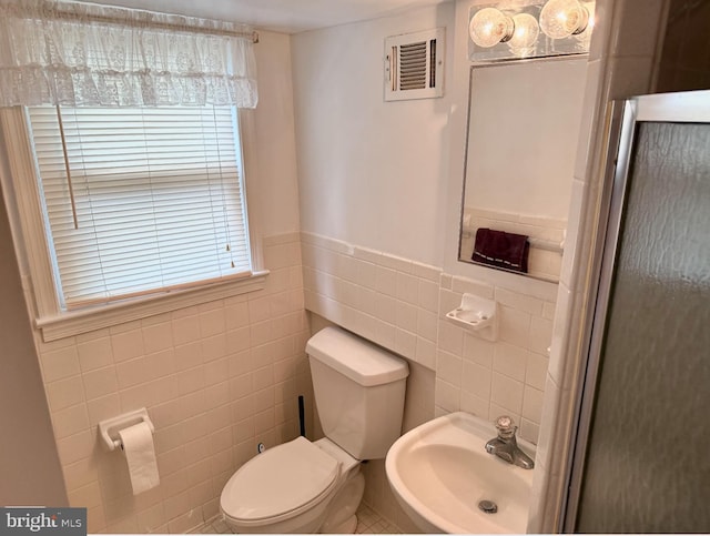 6412 24th St N, Arlington, VA 22207 - bathroom featuring tile walls and a wainscoted wall