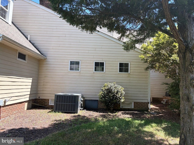 2515 Manion Dr, Williamsburg, VA 23185 - view of side of property featuring central air condition unit and crawl space