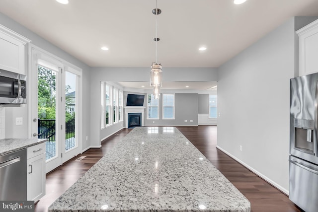 40578 Sculpin Ct, Aldie, VA 20105 - kitchen with stainless steel appliances, open floor plan, a center island, plenty of natural light, and recessed lighting