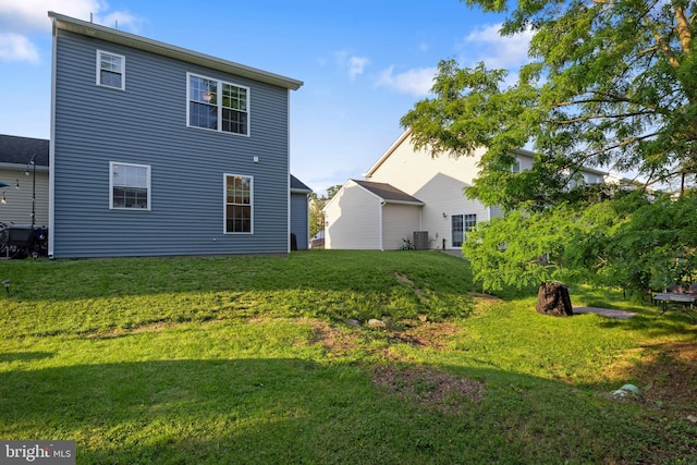 12 Parkview Dr, Carlisle, PA 17013 - back of property with a lawn