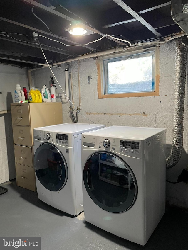 209 Hewitt Rd, Williamstown, NJ 08094 - laundry area featuring washing machine and clothes dryer