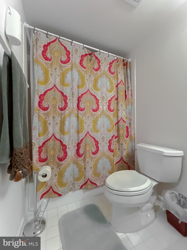 5 Cross Point Dr, Owings, MD 20736 - full bathroom featuring tile patterned floors, toilet, baseboards, and curtained shower