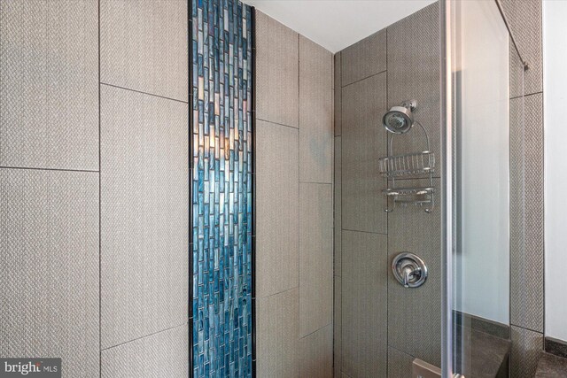 1426 Highwood Dr, Mclean, VA 22101 - bathroom with tiled shower