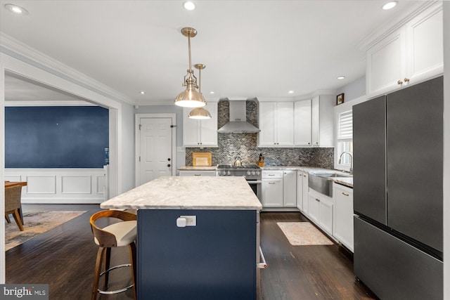 1426 Highwood Dr, Mclean, VA 22101 - kitchen with appliances with stainless steel finishes, wall chimney exhaust hood, a sink, a kitchen island, and a breakfast bar