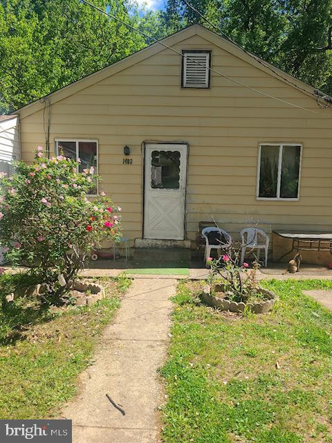 1403 Farmingdale Ave, Capitol Heights, MD 20743 - view of front of property featuring a front lawn