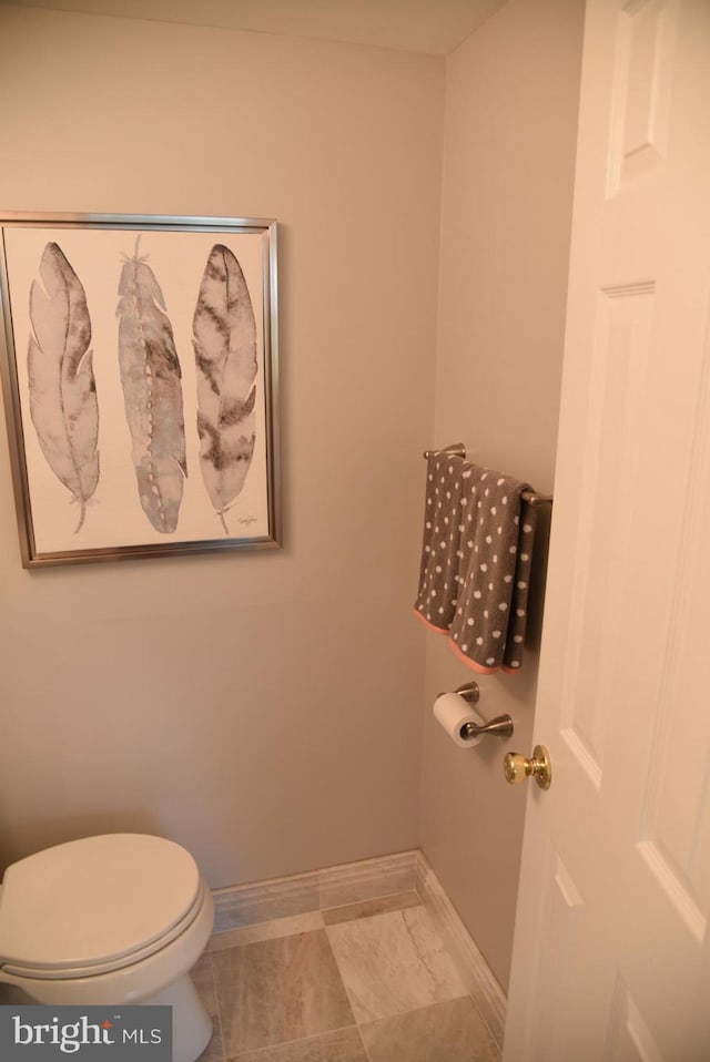 4360 Ivymount Ct Unit 32, Annandale, VA 22003 - bathroom with baseboards and toilet
