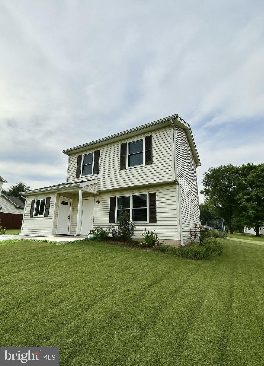25 Mohawk Ct, York Haven, PA 17370 - view of front of home with a front lawn