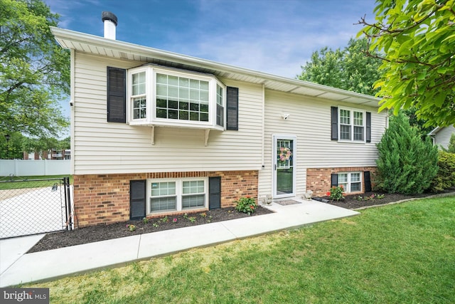 4 Hawkesbury Ct, Newark, DE 19702 - bi-level home featuring brick siding and a gate