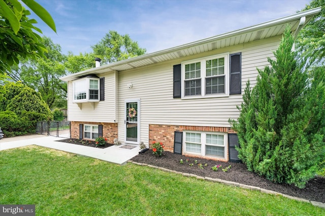 4 Hawkesbury Ct, Newark, DE 19702 - split foyer home featuring brick siding