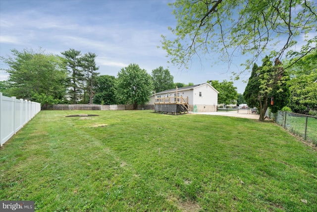 4 Hawkesbury Ct, Newark, DE 19702 - view of yard featuring a deck