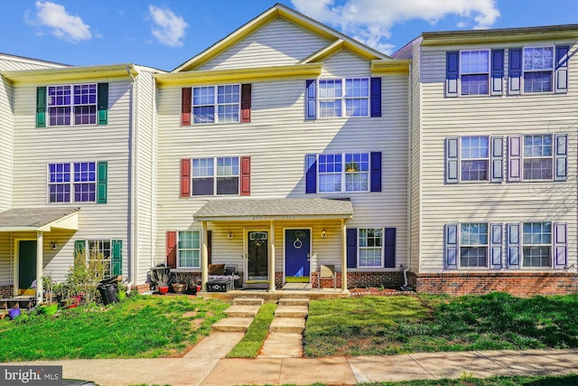 2557 Peter Jefferson Ln, Herndon, VA 20171 - multi unit property with covered porch and a front yard