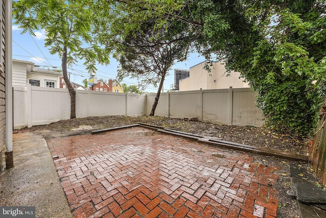 907 W Twenty Fifth St, Wilmington, DE 19802 - fenced backyard with a patio area