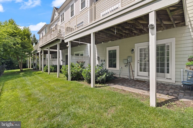 504 Hollingsworth Ter, Herndon, VA 20170 - view of grassy yard with a patio