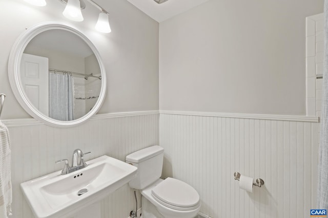 3500 Monacan Dr W, Charlottesville, VA 22901 - bathroom featuring a sink, a wainscoted wall, toilet, and curtained shower
