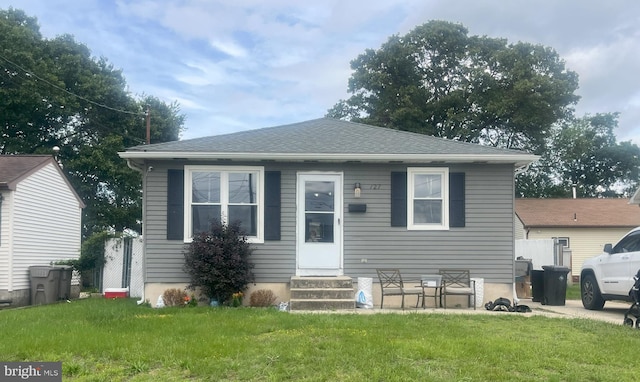 127 Greenwich Ave, Paulsboro, NJ 08066 - bungalow featuring entry steps, a front yard, and a shingled roof
