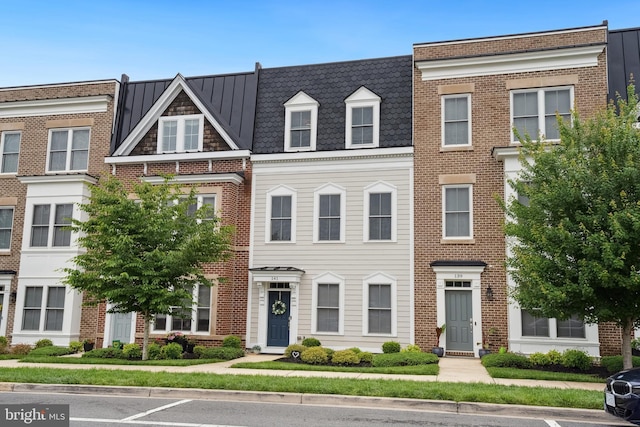 141 Center St S Unit 6, Vienna, VA 22180 - multi unit property with brick siding and mansard roof
