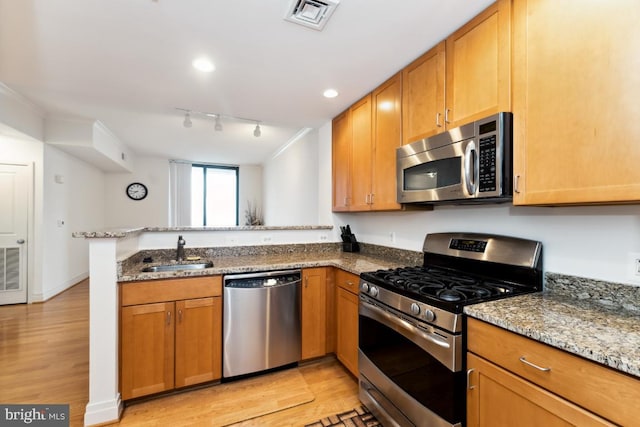 414 Water St Unit 3006, Baltimore, MD 21202 - kitchen with stainless steel appliances, a sink, a peninsula, light wood-type flooring, and recessed lighting