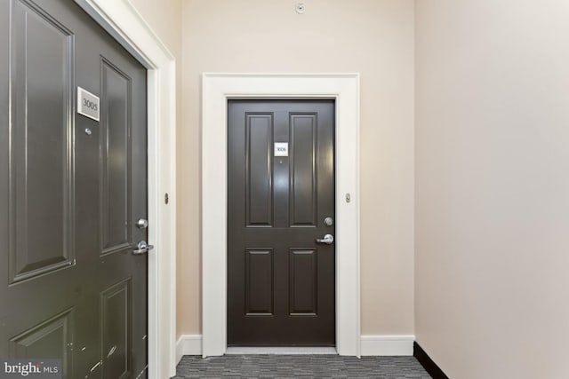 414 Water St Unit 3006, Baltimore, MD 21202 - foyer entrance featuring baseboards and dark wood-style floors