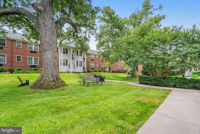 715 S Washington St Unit A-13, Alexandria, VA 22314 - view of green lawn featuring a residential view