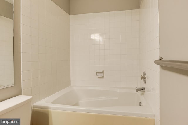 8060 Stonewall Brigade Ct Unit 101, Manassas, VA 20109 - bathroom with toilet and washtub / shower combination