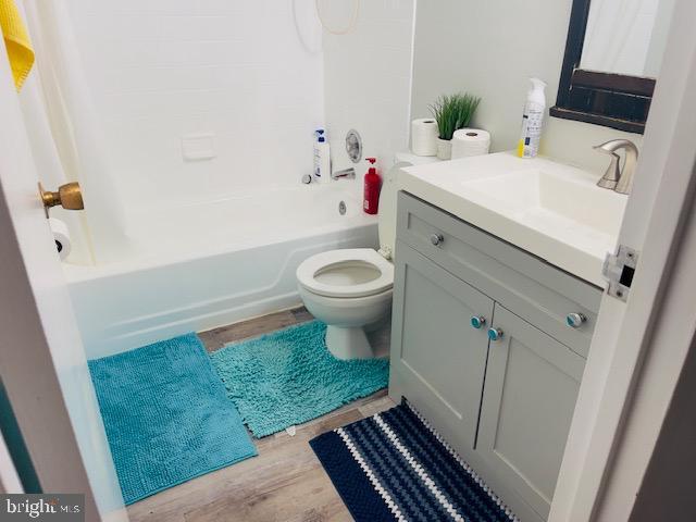 9707 Kings Crown Ct Unit 101, Fairfax, VA 22031 - bathroom featuring wood finished floors, vanity, and shower / tub combination