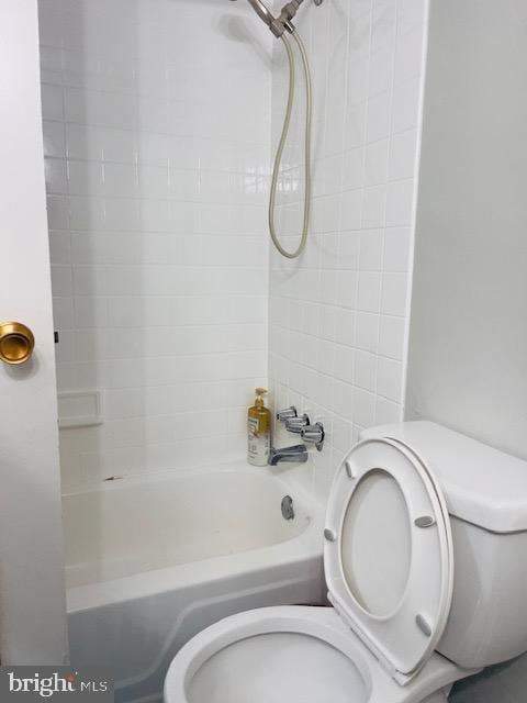 9707 Kings Crown Ct Unit 101, Fairfax, VA 22031 - full bathroom with toilet and washtub / shower combination