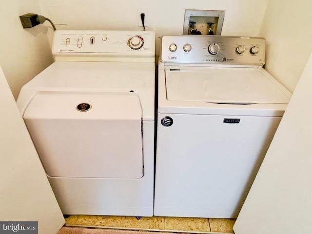 9707 Kings Crown Ct Unit 101, Fairfax, VA 22031 - laundry area with independent washer and dryer