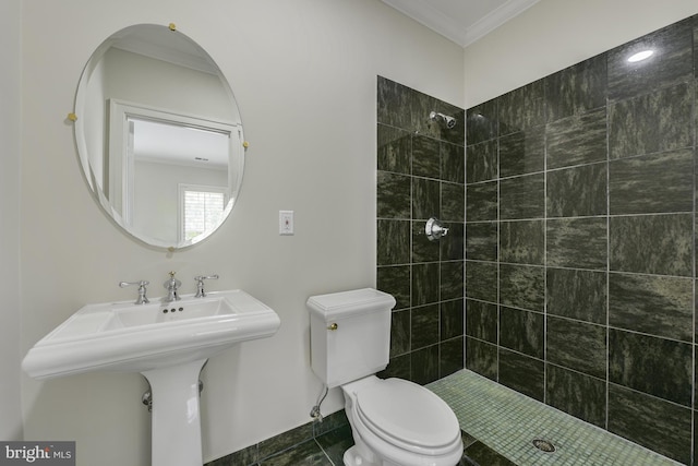 1496 Evans Farm Dr, Mclean, VA 22101 - bathroom with a tile shower, toilet, crown molding, and tile patterned flooring