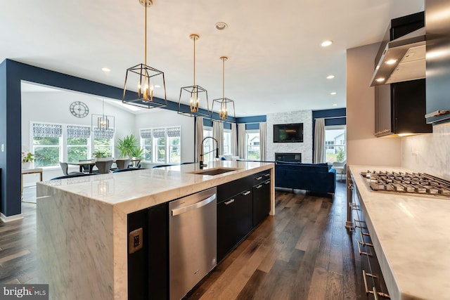 24824 Scarlet Maple Ct, Aldie, VA 20105 - kitchen with stainless steel appliances, a sink, open floor plan, dark wood-type flooring, and a spacious island