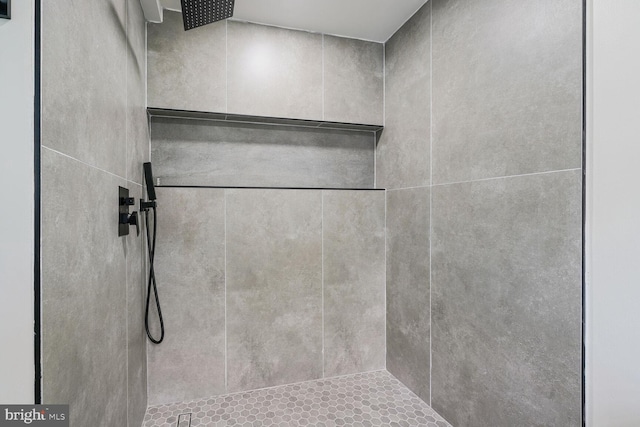2908 Parkland Dr, District Heights, MD 20747 - bathroom featuring tiled shower