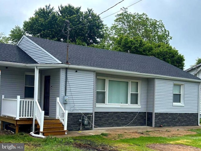 423 S E Ave, Bridgeton, NJ 08302 - view of front facade featuring roof with shingles and a porch