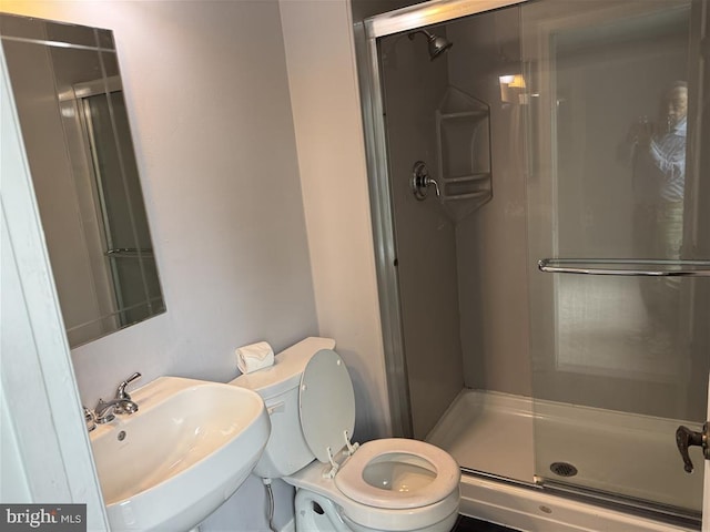 15368 Blacksmith Ter, Woodbridge, VA 22191 - full bath featuring a sink, a shower stall, and toilet