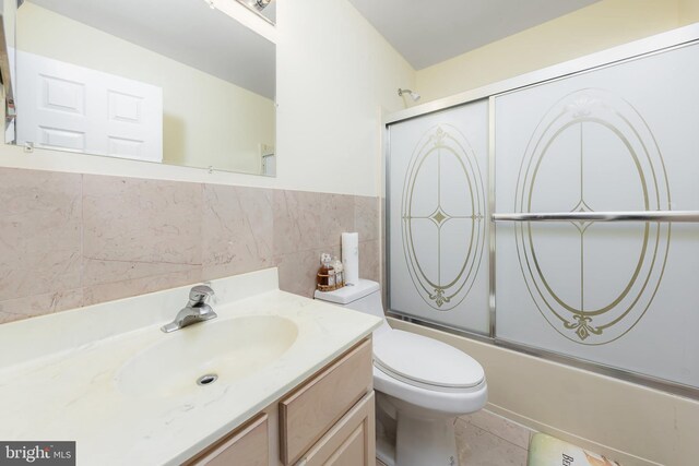 211 Spruce Trl, Woolwich Twp, NJ 08085 - full bath featuring vanity, bath / shower combo with glass door, and tile walls