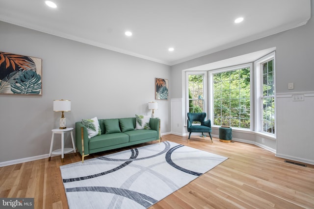 47561 Hidden Cove Ct, Sterling, VA 20165 - living area with crown molding, wood finished floors, a wainscoted wall, and recessed lighting