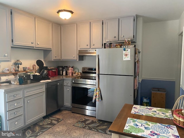 1547 Marlborough Ct, Crofton, MD 21114 - kitchen featuring stainless steel appliances and under cabinet range hood