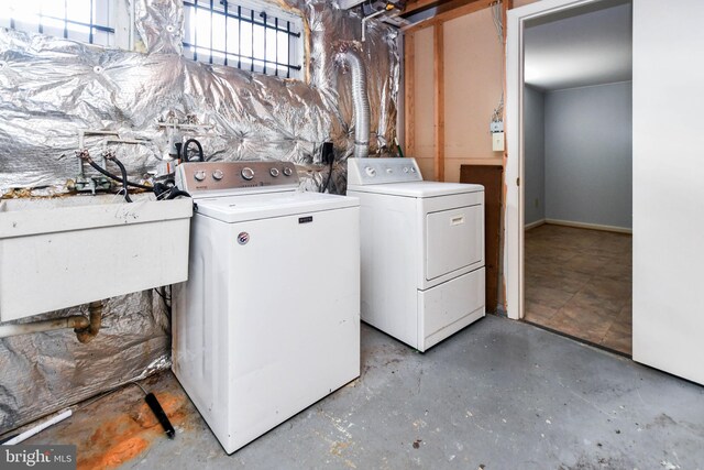 10903 Exeter Ct, Upper Marlboro, MD 20774 - washroom featuring washer and clothes dryer