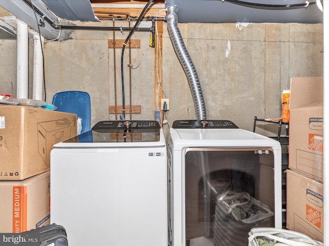 20523 Staffordshire Dr, Germantown, MD 20874 - laundry room with washing machine and clothes dryer