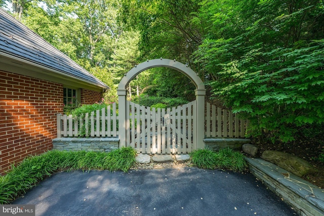 1091 Old Cedar Rd, Mclean, VA 22102 - view of gate