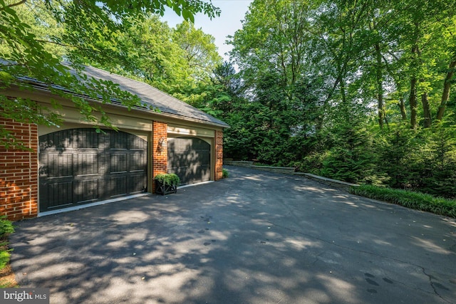 1091 Old Cedar Rd, Mclean, VA 22102 - view of garage