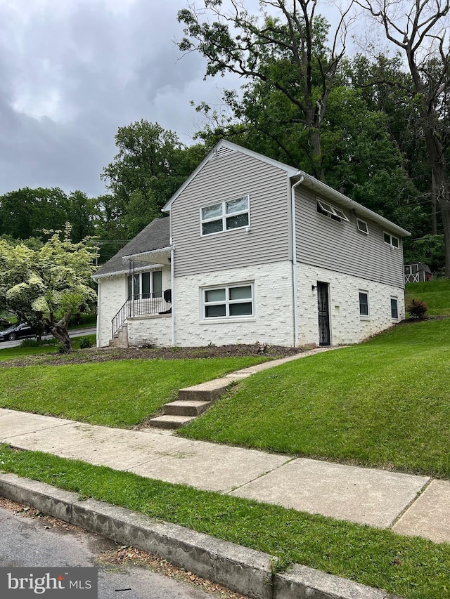 1945 Lorraine Rd, Reading, PA 19604 - tri-level home with a front lawn