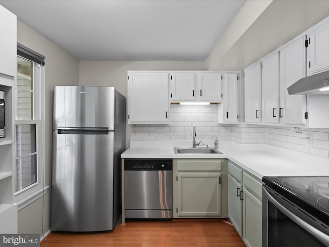 108 Bickel Ct, Sterling, VA 20165 - kitchen featuring appliances with stainless steel finishes, a sink, wood finished floors, light countertops, and backsplash
