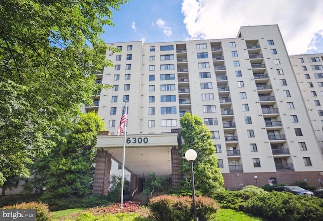 view of apartment building / complex