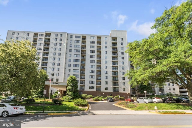 view of apartment building / complex
