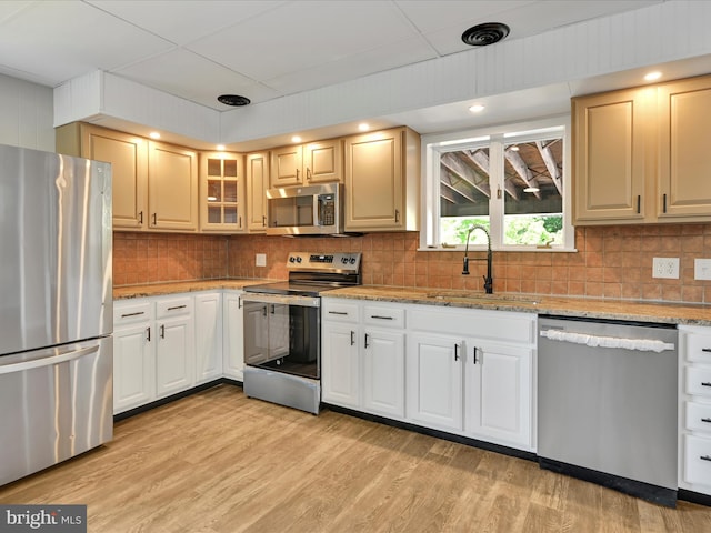 20 E Market St, Schuylkill Haven, PA 17972 - kitchen featuring stainless steel appliances, a sink, light wood-style floors, decorative backsplash, and recessed lighting