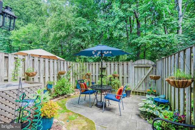 6072 Old Landing Way Unit 48, Burke, VA 22015 - fenced backyard featuring a gate and a patio area