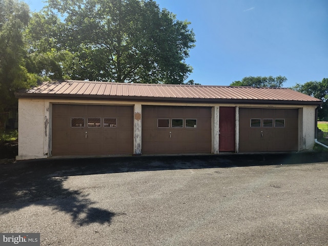 4560 Bossler Rd, Elizabethtown, PA 17022 - view of garage