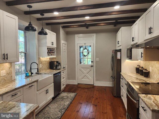 4560 Bossler Rd, Elizabethtown, PA 17022 - kitchen with stainless steel appliances, a sink, under cabinet range hood, baseboards, and backsplash