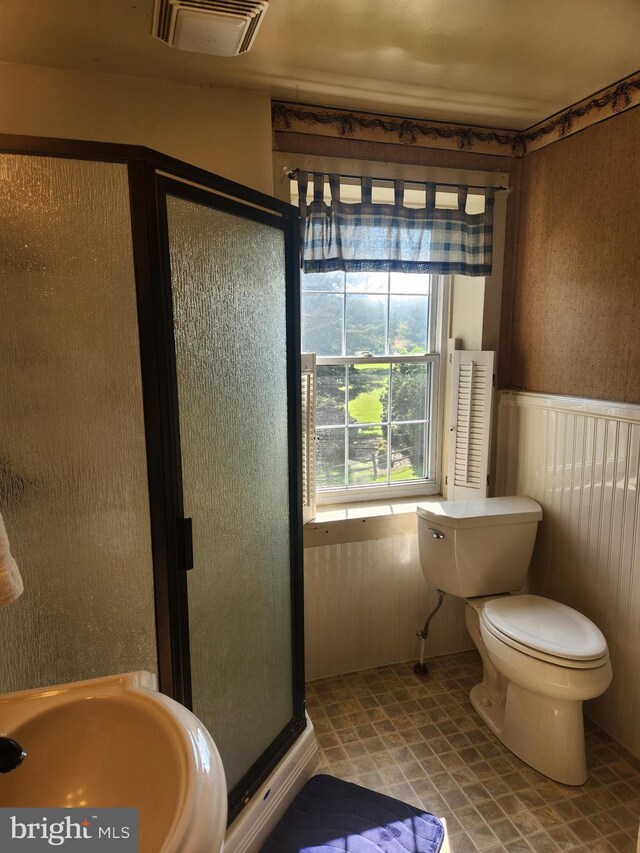 4560 Bossler Rd, Elizabethtown, PA 17022 - full bath featuring a shower stall, toilet, and a sink